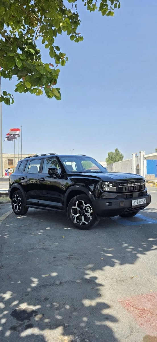 جيتور بلكن هايبرد  2026 جیتور T1 1.5T PHEV لكجري (بلك-ان هايبرد🔋)

الموديل: 2026 (خليجي)
العداد: 7700 

المحرك: المحرك: 1.5 لتر توربو 4 أسطوانات حقن مباشر + محرك كهربائي القوة الاجمالية 340 حصان
عزم الدوران (نيوتن-م): 530
ناقل الحركة: أوتوماتيكي مخصص لنظام الهايبرد 1DHT
نظام الدفع: دفع امامي
سعة البطارية كيلووات/س: 26.7
 استهلاك الوقود: المدى بشحنة كهربائية وتعبئة وقود كاملة يصل إلى 1000 كم (WLTC)
استهلاك الوقود: 5.2 لتر لكل 100 كم

الضمان الأساسي: 6 سنوات وعداد كيلومتر مفتوح
ضمان المحرك: 10 سنوات او 1،000،000 كم ( أيهما اولاً / للمالك الأول )
ضمان البطارية : 8 سنوات او 150,000 كم ( ايهما اولاً
المواصفات
*بانوراما 1.1م
*إطارات 19 إنچ
*صندوق كهربائي 
*رادار تفاعلي
*قيادة شبه الذاتية
*مانع تصادم امامي
*تحذير من الاصطدام الامامي والخلفي
*كاميرات محيطية 540 درجة
*حساسات أمامية وخلفية
*نقطة العمياء 
*تحذير مغادرة المسار
*مساعدة للبقاء في المسار
*انماط قيادة متعددة (تشمل قيادة هايبرد او كهربائية بالكامل)
*شاشة التحكم 15.6 إنچ
*شاشة القيادة 10.25 إنچ
*نظام صوتي متطور 9 سماعات من Sony
*أبل كاربلاي وأندرويد أوتو لاسلكي
*نظام اوامر وتحكم صوتي
*مقصورة الركاب من الجلد الفاخر 
*مقاعد السائق والراكب كهربائي ومبرد
*مقعد السائق ذاكرة
*مقعد الراكب مزود بمسند كهربائي للأرجل 
*إنارة ترحيبية مع إنارة محيطية متعددة الالوان 
*مصابيح أمامية وخلفية أوتوماتيكية LED 
*التكييف التلقائي مع الضوء القريب والبعيد
*نظام تقليل الضجيج النشط مع زجاج مزدوج
*المرايا الجانبية قابلة للطي كهربائياً ومدفأة
*دخول ذكي وتشغيل عن بعد
*خاصية إغلاق نوافذ وفتحة السقف عن بعد
*شاحن هاتف لاسلكي سريع
*مسند الذراع الوسطي مع ثلاجة
*ماسحات مع حساس للمطر 
سعرها 38.500 مليون
السياره بيها طخه بالدعاميه الخلفيه وعفتها ع حطتها مصلحتها وموضحه بالصور 
مكاني بغداد حي الاعلام
وهذا رقمي مهندس مصطفى
***********
