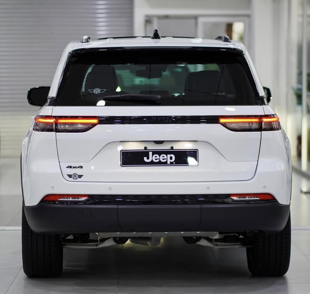 جيب كرانـد شيروكي التيتيود بلاك ادشن موديل 2024 خليجي وكالة هارلك محرك 3.6 لتر 6 سلندر مع نظام دفع رباعي 4x4 
Jeep Grand Cherokee 2024 Altitude
مغلفة بالكامل PPF ماركة 3M الامريكية مع عوازل حرارة لكل الجامات
ماشية 21,000 كيلومتر مكفولة

المواصفات :
* رادار امامي مع مانع تصادم . 
* تحذير الخروج عن المسار . 
* تحذير النقطة عمياء  .
* نظام تحذير عند التقاطعات. 
* شاحن موبايل وايرلس. 
* ويل قياس 20 انج .
* فتحة سقف . 
* لوحة القيادة بقياس 12 أنچ. 
* كير شفتر بالستيرن . 
* كاميرا خلفية. 
*شاشة كبيرة 10.1 أنج
* المصابيح الأمامية زنون .
* كشافات الضباب زنون . 
* دخول ذكي. 
* تشغيل عن بعد .
* الصندوق الخلفيي كهربائي .
* فرش المقصورة الداخلية من الجلد والشاموا .
* مقعد السائق كهربائي .
* المقاعد الأمامية تدفئة .
* حساسات خلفية . 
* دوسات جانبية .
* مكيف خلفي . 
* تدفئة مقود القيادة . 
* مانع تصادم خلفي .
* بلوتوث تلفون . 
* محدد سرعة . 
* نظام التشغيل والإطفاء الاوتوماتيكي .


**إذا كنت صاحب هذا الإعلان وتريد حذفه لأي سبب، رجاءا أرسل رسالة إلى الدعم الفني**