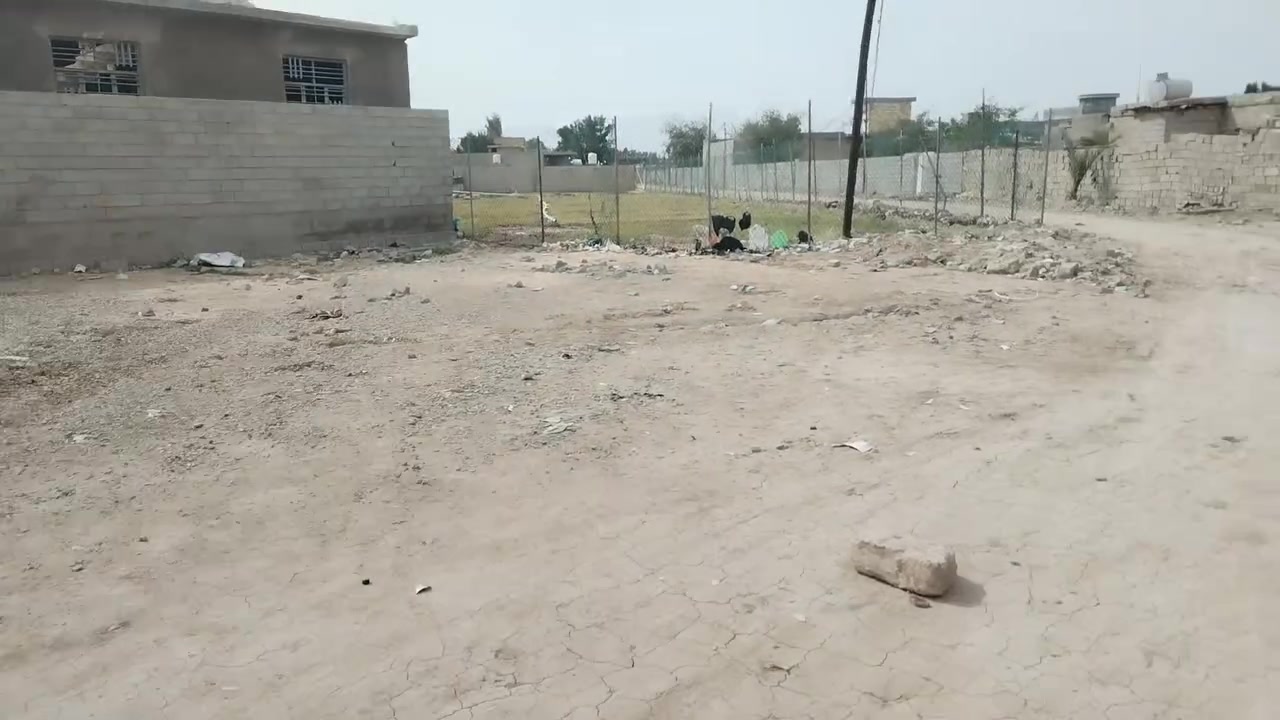 بيت البيع مساحه 1200 الستقبال 10 في 5 مطبخ 5في 5 صله 10 في 5 قرف نوم 2 6 في 4ونص وباقي قطع 400 خلف البيت عنوان  الحسنيه المعامل قرب معمل بغداد رقم اتصل ***********
