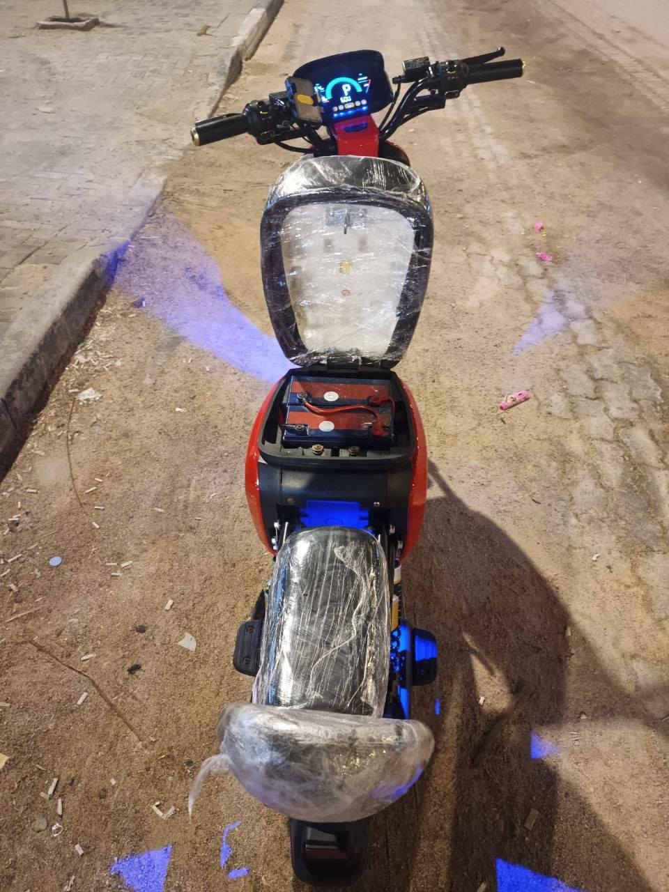 السلام عليكم  ار 9 مديل 26 لون احمر ستخدام شهر فقط 
5 بطاريات دبل حجم كبير 32 امبير ونلي 
4نمر سرعه 109 سرعه حقيقيه 70 
كهربايات كله شغاله لايت عالي وناصي دبل اشاره اشاره يمنه ويسره وهورن وبلوتوث شاحنه الاصليه ابلاد وياها سويجين وبصمه وكارت 
دراجه مكفوله كفاله عامه حته من الزلغ 
تجي وشوف بعينك السعر 480 وبيها مجال قليل حك الجيه  بيع مستعجل 
واتساب *********** 
العنوان بصره دور الشرطه قرب المعارض الجديده
