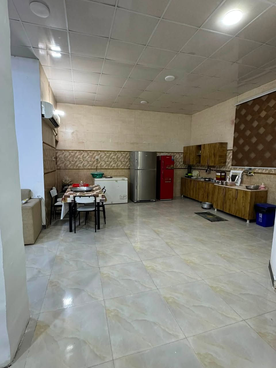 السلام عليكم بيت طابو صرف زراعي بأسم عراقي وكالة ونسخة من الطابو بأبو الخصيب حي العسكري شارع المحكمة قريب على البلدية ويوجد مستوصف ومدارس قريب عليهن   
مساحة ٢٠٠متر يبعد عن الشارع العام ٥٠متر فقط قريب على الشارع العام شارع ٦متر تبليط ومجاري كاملة وخدمات كاملة من كلشي ماتحتار ولا تدوخ بشي منطقة كلش هادئة وناس مرتبين   بناء حديث ودرجة اولى وخريطة حديثة  يحتوي البيت على غرفتين وصالة ومطبخ حار وبارد مفتوح على الصالة واستقبال ومثل ما موضح بالصور  ديكورات حديثة

السعر ٩٠ وبي مجال
للاستفسار واتس اب
***********
