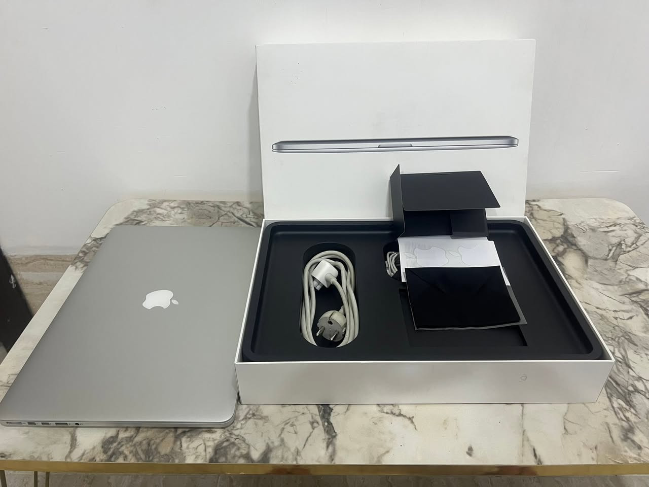MacBook Pro Retina 15” Mid 2014 للبيع

* Intel Core i7 Quad Core 2.2GHz
* RAM 16GB
* SSD 512GB
* شاشة Retina 15.4” (2880×1800)
* macOS Sequoia مثبت ويشتغل بسلاسة
* البطارية 292 Cycle دوره
* الجهاز نظيف جداً، بدون خدوش
* مع الشاحن الأصلي + الكرتون + الكتيبات
* مناسب للتداول، الدراسة، الشغل وبرامج التصميم 
* الجهاز شغال 100% بدون أي مشاكل
الجهاز مالتي خاص ضمان بس اني مستخدمه


**إذا كنت صاحب هذا الإعلان وتريد حذفه لأي سبب، رجاءا أرسل رسالة إلى الدعم الفني**
