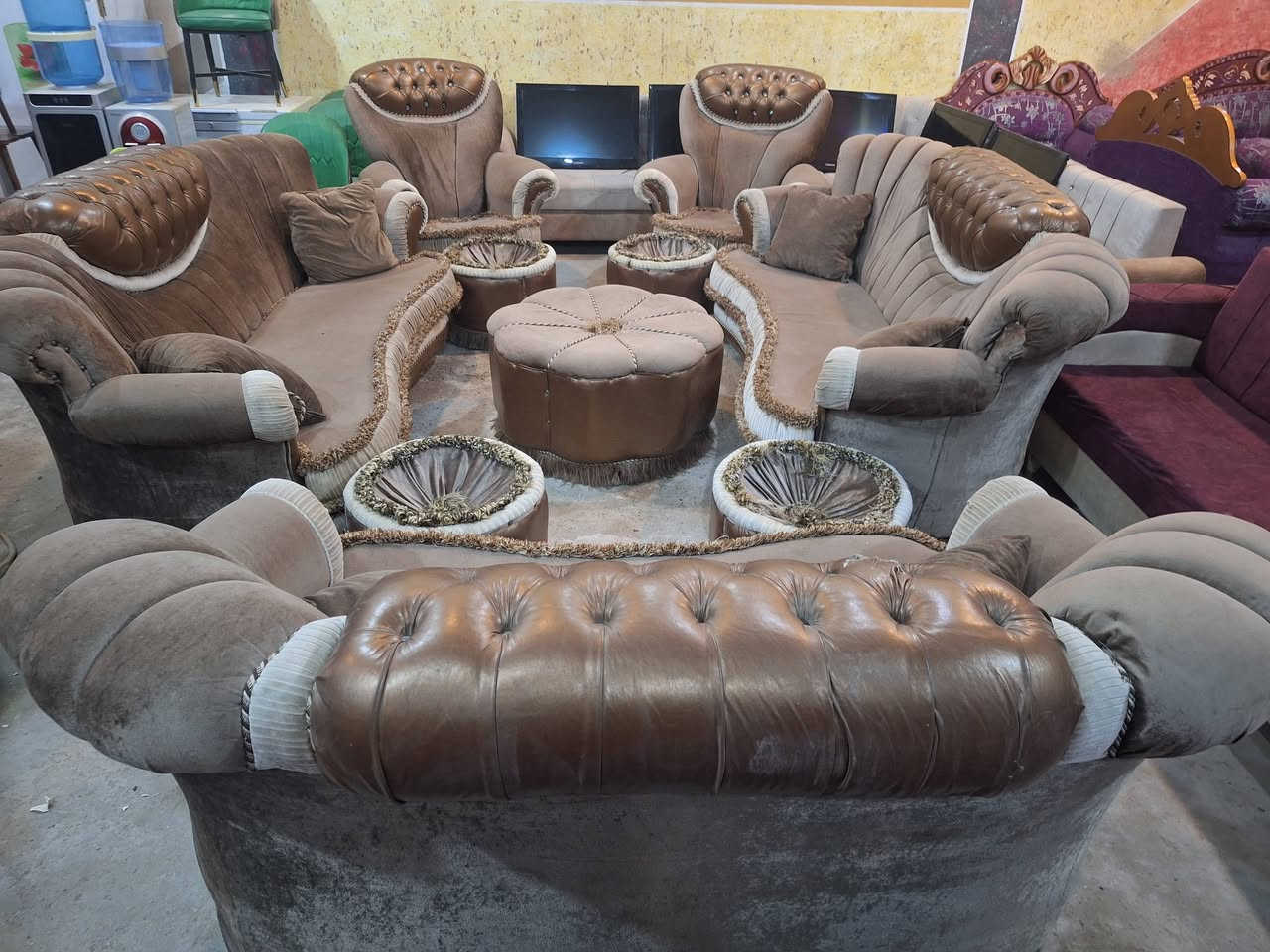 السلام عليكم
قوه   فخامه. ٠جمال.
تخم تركي نظافه فول بدون اي ضرر 
هيكل خشب نجاره
كلش نظيف مع سيت طبلات  
الصويره شارع السبيس مقابل حسينية ائمة البقيع
***********
