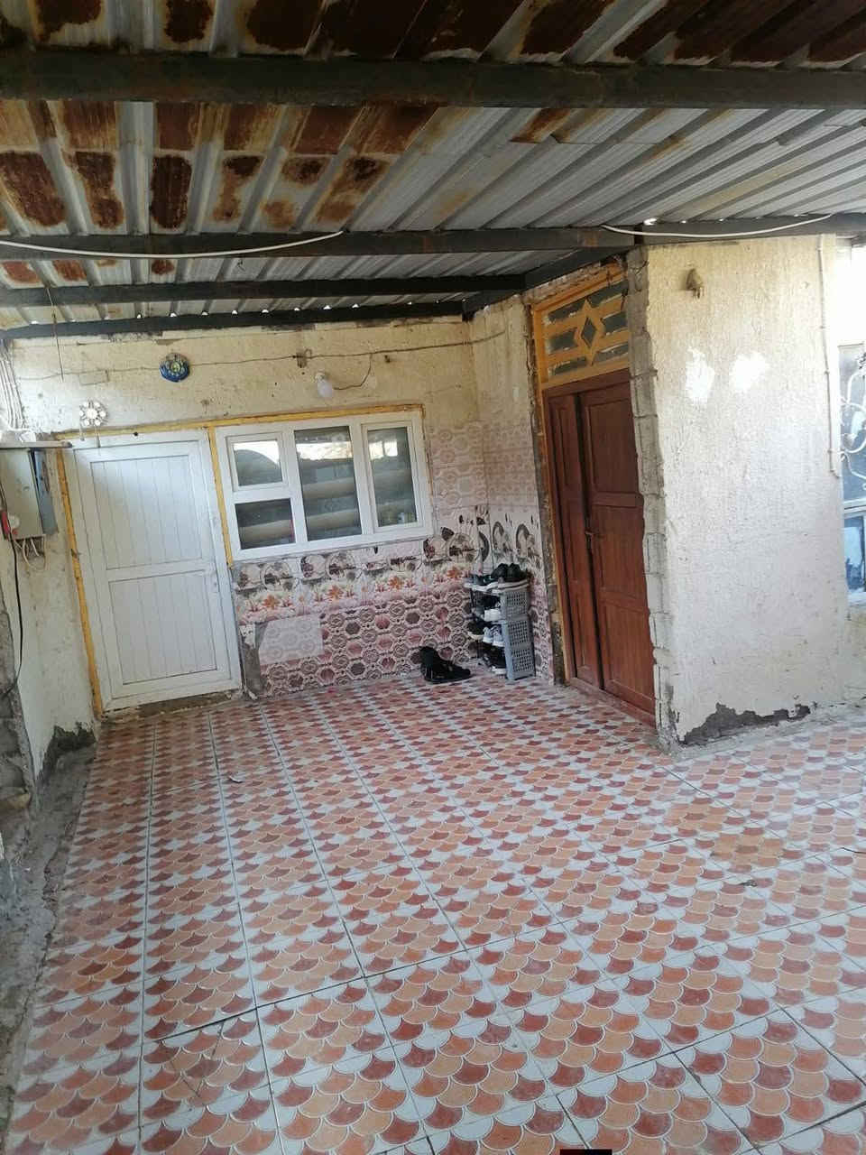 السلام عليكم
بيت للبيع زراعي في آل حمد  مساحة 200 متر يتكون من غرفتين نوم وصالة ومطبخ وصحيات خارجية 
السعر خاص او اتصال ***********
