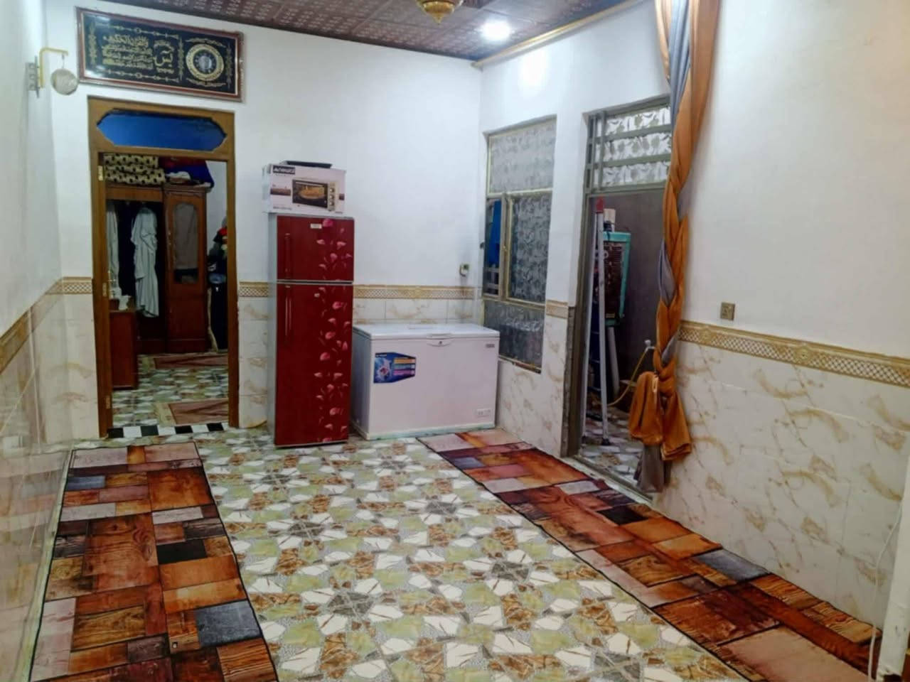 سلام عليكم البيت للبيع مساحه 110متر غرفه وصاله ومطبخ واستقبال وحمام داخلي وخارجي مكشوفه كامل مكمل اساس صب كونكريت سقف صب كونكريت سقوف ثانوي البيت كله سراميك بناء حديث درجه اولى كافت الخدمات ماي كرهباء وموالده سوك مدارس خط كيات شوارع كله تبليط مستوصف قريب الشارع العام العنوان نجف ملحق النداء حي الاحرار عمود 136شارع الصيدليه قريب الشارع العام كل هاذه وابسعر مناسب  للتواصل واتساب ***********او اتصال البيت شوف عينك  رجأ بدون مواعيد كاذبه شراي تعال شوفه مداور ثاني يوم قرار محكمه مشمول بل تطويب  ومعاملته كامله
