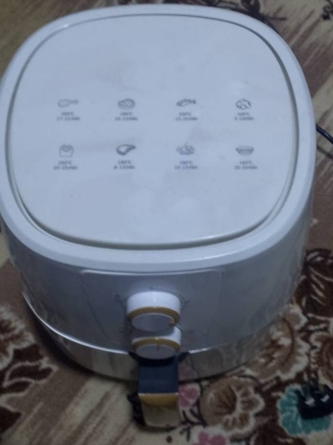​🌟 فرصة ذهبية لتجهيز منزلك! أجهزة منزلية راقية بجودة ممتازة للبيع 🌟
هل تبحث عن تجديد منزلك بأجهزة عملية، أنيقة، وبحالة ممتازة؟ نقدم لك تشكيلة رائعة من الأجهزة المنزلية التي تجمع بين الأداء العالي والتصميم العصري لتلبي كافة احتياجاتك اليومية.
​1️⃣ مقلاة هوائية صحية وأنيقة (Air Fryer)
​اصنع أشهى الوجبات الصحية بنسبة دهون أقل وبنكهة مقرمشة لا تقاوم!
​التحكم الذكي والسلس: مزودة بمفتاحين يدويين للتحكم الدقيق (درجة الحرارة تصل حتى 200°C، ومؤقت زمني يصل إلى 30 دقيقة).
​دليل طبخ سريع: واجهة علوية تحتوي على إرشادات جاهزة لطهي 8 أنواع مختلفة من الأطعمة (البطاطس، الدجاج، السمك، اللحوم، الكيك، وغيرها).
​تصميم ملكي: هيكل خارجي باللون الأبيض الناصع مع لمسات ذهبية فاخرة تضيف لمسة جمالية لمطبخك.
​السعر: [35]
​2️⃣ مجمدة أرضية (Chest Freezer) ماركة SHINON
​الحل المثالي لتخزين الأطعمة واللحوم لفترات طويلة مع الحفاظ على طزاجتها!
​أبواب زجاجية داخلية منزلقة: تساعد على الاحتفاظ بالبرودة ومنع تسرب الهواء البارد عند فتح الغطاء الخارجي.
​تنظيم داخلي ذكي: مجهزة بسلة معدنية لتقسيم الأطعمة وتسهيل الوصول إليها.
​توفير عالي للطاقة: صديقة للبيئة واقتصادية في استهلاك الكهرباء (تحتوي على ملصق كفاءة الطاقة).
​تصميم ولون مميز: تأتي بلون فيروزي هادئ ومظهر خارجي أنيق.
​السعر: [ 200 ]
​3️⃣ مكواة بخار متطورة ماركة SOKANY
​احصل على مظهر أنيق وملابس خالية من التجاعيد في دقائق معدودة وبأقل مجهود!
​قاعدة سيراميك فاخرة: تضمن انزلاقاً فائق السلاسة على كافة أنواع الأقمشة دون التصاق أو حرق.
​قوة بخار خارقة: تدعم الكي بالبخار العمودي (للقمصان والستائر المعلقة)، مع خاصية رذاذ الماء للتجاعيد الصعبة.
​تصميم مريح وعصري: تصميم هندسي مريح لليد مع ألوان جذابة (أزرق ).
​السعر: [ 12 ]
​4️⃣ ثريا سقف ملكية مدمجة بمروحة (ذات ريش مخفية)
​تحفة فنية تجمع بين الإضاءة الأنيقة والتهوية المنعشة في قطعة واحدة!
​مروحة ذكية مخفية: ريش شفافة متينة تفتح تلقائياً عند التشغيل، وتختفي تماماً عند إيقافها لتتحول القطعة إلى ثريا كلاسيكية ساحرة.
​تصميم فاخر: هيكل معدني باللون الذهبي اللامع مع كؤوس زجاجية مزينة بالكريستال بتصميم يشبه بتلات الورد.
​إضافة مثالية لغرف الضيوف والصالات: تمنح منزلك طابعاً من الفخامة الكلاسيكية مع توزيع هواء ممتاز ومريح.
​السعر: [ 60 ]
​📞 تفاصيل التواصل والطلب الدخول على الخاص 
​ملاحظة: الأجهزة متوفرة بكمية محدودة قطعة واحدة من كل نوع)، الأولوية لأسبقية الحجز!


**إذا كنت صاحب هذا الإعلان وتريد حذفه لأي سبب، رجاءا أرسل رسالة إلى الدعم الفني**