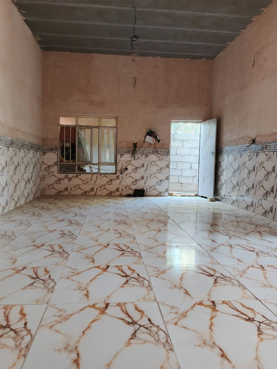 بيت للبيع. مساحه 300 متره.سقف عقاده بخدمات ماي كهرباء خط مولد سعره البيت35عقد زراعي 25 على شارع كربلاء نجف عمود 366  وراء  الحسينيات 250 متر======.***********
