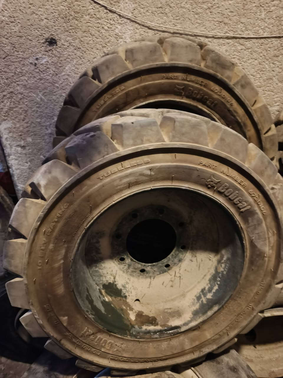 سلام وعليكم تخم تاير شفل بزون للبيع عنوان بغداد تايرات جدد نضافة 95% موبايل ***********
