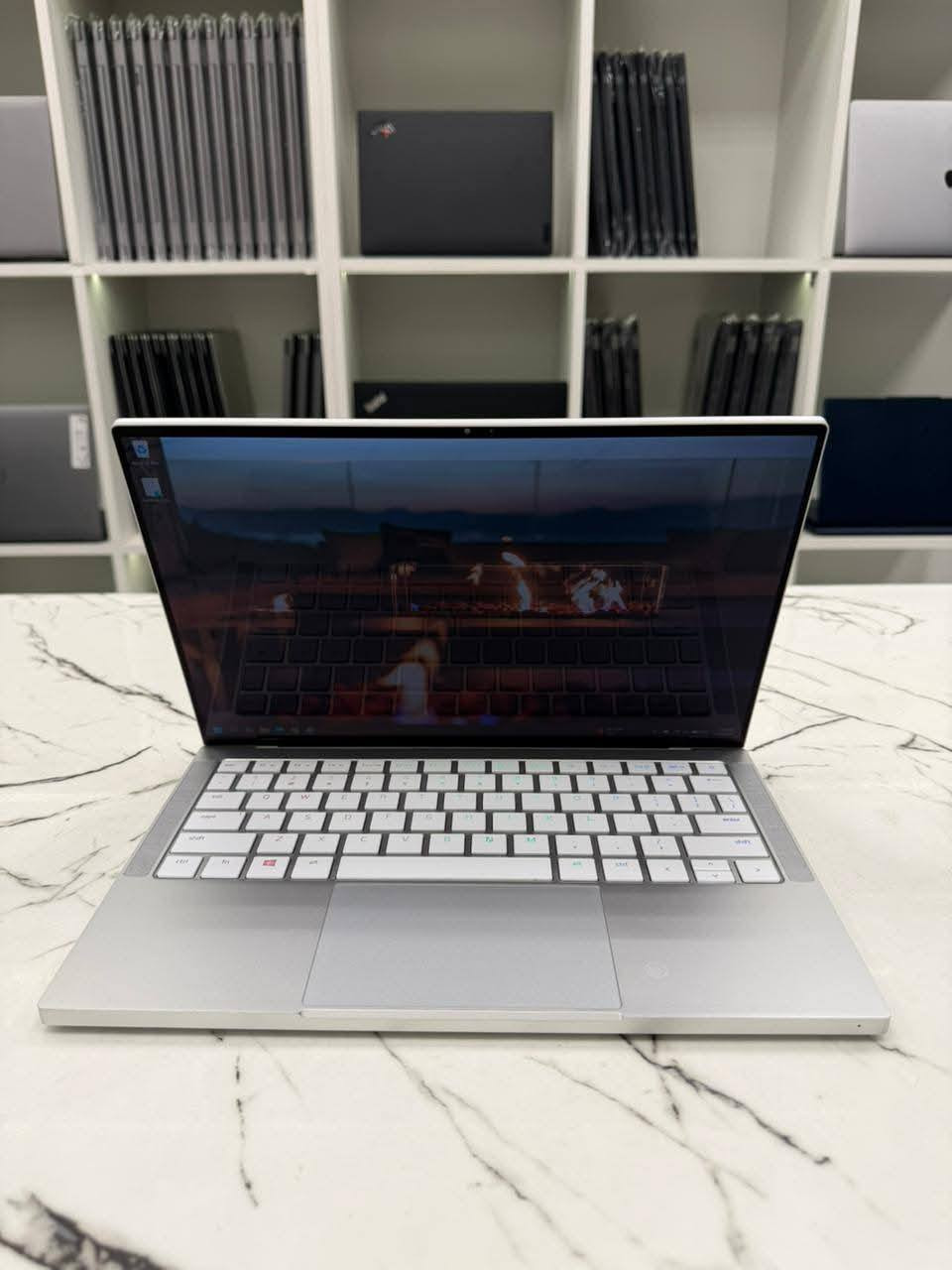 ​🔥 Model: Razer Blade 13 Stealth Ultrabook Luxury 🔥
Color: Premium CNC Aluminum Black

​OS: Windows 11

​Processor: Intel Core i7 (11th Gen)

​RAM: 16GB LPDDR4X

​Storage: 256GB PCIe NVMe SSD (قابل للترقية / شیاوی بەرزکردنەوە)

​Display: 13.3-inch IPS Touchscreen (لمس)

​Resolution: 4K UHD (دقة ألوان خرافية للمصممين والمهندسين)

​Refresh Rate: 60Hz

​🔂 لكل محبي الفخامة والأداء العالي، جهاز غني عن التعريف مصمم من الألمنيوم بالكامل ونحيف جداً مثالي للتنقل والدراسة والعمل الهندسي. الكمية المتوفرة محدودة جداً (عدد قطع قليل).

​🔂 بۆ کڕیارانی ئازیز و ئارەزوومەندانی مۆدێلی مۆدێرن و شاهانە، ئەم لابتۆپە بە تەواوی لە ئەلەمنیۆم دروستکراوە، زۆر تەنک و سووکە و گونجاوە بۆ هاتوچۆ، دیزاین و شاشەکەی ڕکابەری باشترینەکان دەکات. تەنها ژمارەیەکی کەم بەردەستە.

​☎️ للتواصل عبر الواتساب أو الماسنجر:

☎️ بۆ پەیوەندی لە ڕێی ماسنجەر یان واتسئاپ:

الرقم / ژمارە: ***********

​📍 الموقع: كركوك - بنجة علي - لابتوبات خبيب

📍 ناونیشان: کەرکووک - پەنجە عەلی 

​🚚 يوجد توصيل لكافة محافظات العراق

🚚 گەیاندنمان هەیە بۆ هەموو پارێزگاکانی عێراق
