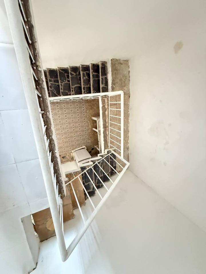 � للبيع بيت مميز في الكوت – الجمعية
📍 الموقع: الكوت – منطقة الجمعية – قرب حديقة السيسبان – على الشارع العريض
🏠 المساحة: 100 متر 

✅ تفاصيل البيت:

 • الطابق الأول: طرمة كبيرة – استقبال واسعة – هول كبير – غرفة نوم – مطبخ حار خارجي – خدمات خارجية
 • الطابق الثاني: غرفتين نوم كبار – حولي 
الطابق الثالث بيتونه وسطحين 

✅ مميزات الموقع:

 • شارع عريض جداً ورصيف واسع
 • مقابل البيت مدرسة وحوله 4 مدارس أخرى
 • قرب حديقة السيسبان
 • قريب جداً من محطة غاز ومحطة ماء
 • قريب من الأسواق والخدمات الرئيسية

🔑 البيت ملك صرف وجاهز للبيع فوراً

📞 للاستفسار والتواصل: ***********

البيت مجدد بالكامل – ترميم جديد – كلشي بي جديد وشغل متعوب علي
