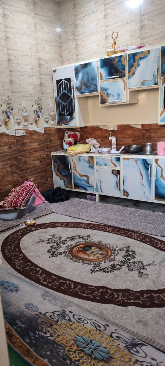 سلام عليكم ورحمة الله يوجد بيت ( تجاوز ) للبيع قرب مدرسة الشيب وجه على شارع رئيسي مساحة ( ٣٠٠) متر يتكون البيت من ( استقبال + مطبخ + صاله + غرفتين نوم) والسعر  خاص او الاتصال على الرقم الموجود ( ***********)
وتساب اسيا (***********) مكتب دلالية حسين التميمي بلدروز حي الحشد مقابل التوزيع الجديد نستقبل كافه العروض الأراضي والدور السكنية
