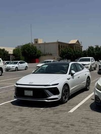 للبيع سوناتا 2024 مكفولة عدا رصعة بسيطة بالباب الخلفي والسيارة مغلفة ب...