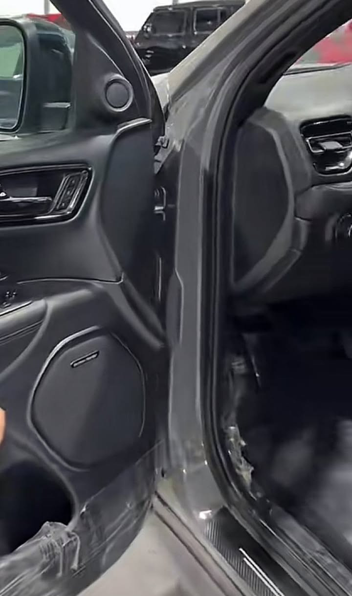 عاشق القوة والفخامة 🔥⚡️🫆
Dodge Durango Cline title 2023 RT PLUS 
#المركبة : دودج دورانكو   R/T PLUS سمنتي مميز فول مواصفات 1/1 الرقم شمالي 
#الموديل : 2023 السنويه باسمي تنتهي 2035 وهزة جديدة 
#عداد المسافة : 20 الف ميل حقيقي
#الضرر : كلين تايتل التقرير مرفق 
#المواصفات :
▪️السيارة : #دوج #دورانكو فئة  R/T PLUS وارد كندي
▪️المحرك : 5.7L . V8 ( ثمانية سلندر ) HIME 
مع كير ثمان سرع من نوع ZF 
▪️حجم الويل : ويل كب حجم 20 مع طقم تايرات بحالة ممتازة
▪️مصابح امامية زنون مع LED مع كشافات دعامية زينون
▪️بصمات عدد 2 للأبواب مع بصمة جنطة وبصمة تشغيل وتشغيل عن بعد
▪️غرفة السيارة جلد أسود اصل مع خيط احمر والابواب مطعم بالكاربون فايبر يجي بSRT اصل مع صوت الكزوز SRT كلها بلادي 
▪️فتحة سقف ( سلايد روف ) والسقف كنتارة  
▪️رادار امامي مانع تصادم
▪️حساس امامي اصل
▪️حساس خلفي اصل
▪️تحذير الخروج عن المسار
▪️تحذير النقطة العمياءBlind Spot Monitoring
▪️مقاعد تبريد وتدفئة وكهرباء التحكم 
▪️تدفئة مقود القيادة 
▪️مقود رياضي حرف D مع تحكم كهربائي
▪️كامرة خلفية دوارة اصل مع الستيرن
▪️شاشة الدشبول الحجم الكبير 10.1 انچ
▪️نظام ملاحة GPS
▪️گير شفتر ستيرنك
▪️تحكم فول كهرباء لكرسي السائق والراكب
▪️ذاكرة كشن لحفظ وضعيات الجلوس ( ميموري )
▪️سستم سماعات  harmony cardon
▪️صندوق كهرباء
▪️صف ثالث من المقاعد 7 راكب
▪️دفع رباعي 4*4 وزر فصل الفورويل في الفرس الوسطي 
▪️إشارات على المرايا الجانبية 
▪️تحكم ستيرن جهتين بلوتوث وحاكية وكروس سرعة وتحكم صوت
▪️نظام ABS مانع انزلاق
▪️السيارة جديدة وبوضع الشركة.
للسؤال وطلب السعر وتفاصيل اخرى 
الاتصال على : ***********
 واتساب وخاص بخدمتكم راح تلكي الي يلبي طلبك اهلا بيكم 
حياكم الله
