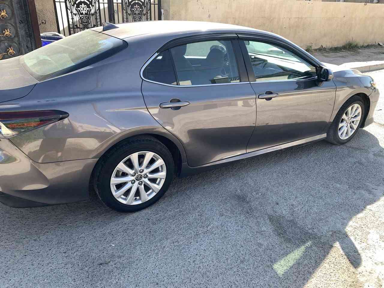 🚗 للبيع: تويوتا كامري Toyota Camry LE 2022 (هايبرد / وارد أمريكي) 🇺🇸.

🔹 تفاصيل السيارة:

 اللون: رمادي فيلي
 الممشى: 150 ألف كيلومتر (حقيقي).
🔹المواصفات ومميزات الـ LE:
 المحرك: منظومة هايبرد (Hybrid) .

 التبريد: نظام S-FLOW الذكي لتوجيه التكييف وتوفير الطاقة، مع تبريد ثلج.
 الأنظمة الذكية: نظام الرادار والتنبيه عند الخروج عن المسار، رادار أمامي، ومثبت سرعة ذكي.
 الشاشة: شاشة أصلية تدعم Apple CarPlay و Android Auto مع كاميرا خلفية عالية الدقة.
 وضعيات القيادة: (Eco / Normal / Sport / EV Mode).
 الراحة: تحكم ستيرن كامل، نظام التكييف ثنائي المناطق (SYNC)، وداخلية مخمل نظيفة ومريحة جداً.

🔹 حالة السيارة (الحادث):
 السيارة وارد أمريكي، حادثها 
 (جاملغ وبنيد فقط في أمريكا) 
.
💰 السعر: 175 ورقة (17,500$)
📍 المكان: بغداد - العامرية
📞 للتواصل والاستفسار: ***********
