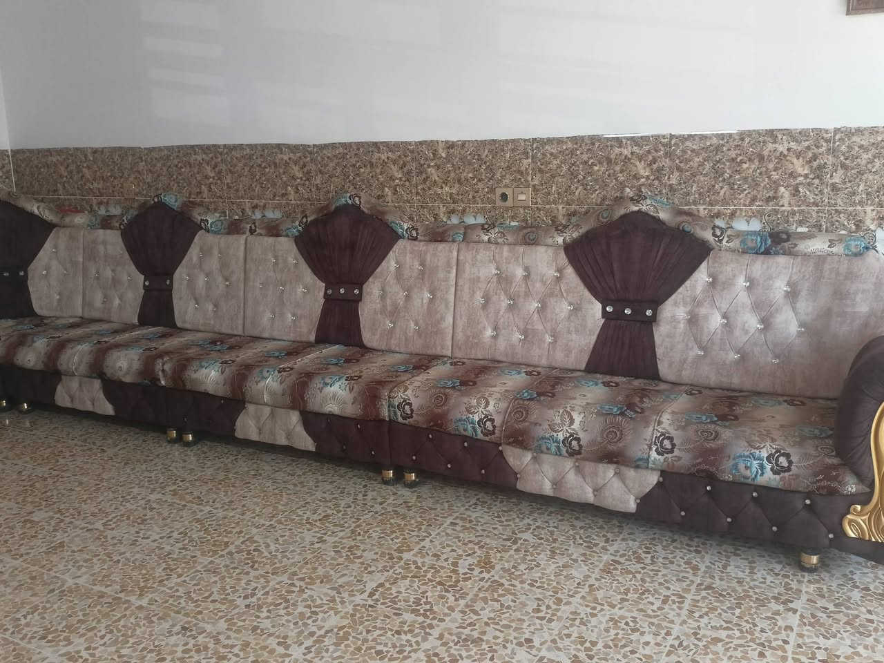 ديوان للبيع خشب عراقي سعر ٣٥٠ الف وبي مجال للاستفسار على الواتس ***********
