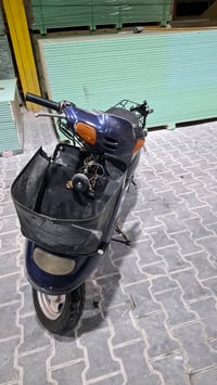 دراجة نارية سكوتر مستخدمة، لونها أزرق وغامقة، مناسبة للتنقلات اليومية ...