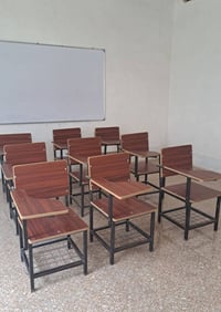 ١٠ ستولات • سبورة كبيرة • نضيفات