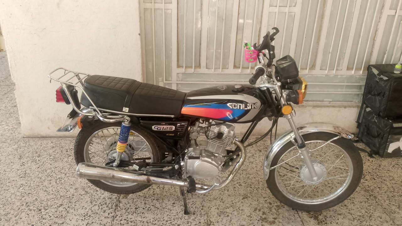 السلام عليكم من رخصة الادمن دراجه نامه سولنك محرك 125cc رابيدو  دراجه ما صارلي شهر من شادها سبب البيع لأن 4 كير وهندر واني ادور صلف مو هندر اوراق وصل جمعيه فقط  فـ الدراجه معروضه للبيع سعر 800 الف بس انزل من سعرها 50 الف السبب التانكي وديتها الصديقي ديسوي الي ويحط علي فابلون وشغلات حلوه وديشاقه ويايي ولكحه عليه وانطعج شويه ما مبينه بل تصوير اله تجي وتشوف وحالياً معروضه للبيع بسعر 750 الف واذا عندك دراجه سيفان 5 كير موديل 25 او 24 ونضيفه وتريد تراوس عادي مو مشكله التواصل *********** واتساب وخط عجبك اتصل عليه ما عجبك لا تكسر بحلال العالم وشكراً

