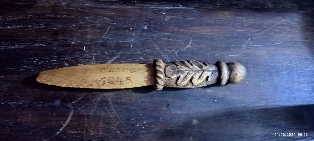 للبيع قطعة أنتيك مميزة ونادرة جداً، عبارة عن خنجر منحوت يدوياً بدقة عالية من الخشب الصلب.
التاريخ: منقوش عليها عام 1945 (نهاية الحرب العالمية الثانية).
​التصميم: مقبض منحوت بشكل احترافي على هيئة "ورقة بلوط" (Oak Leaf) مع تفاصيل دقيقة.
​الحالة: ممتازة ومحافظة على تفاصيل النحت الأصلية.
​الاستخدام: قطعة ديكور فاخرة للمكاتب أو إضافة مميزة لمجموعات الأنتيك العسكرية والتاريخية.
قطعة تحمل عبق التاريخ وتصلح كهدية فاخرة أو للاقتناء الشخصي.
التواصل واتساب (***********)
(لا يوجد توصيل)
