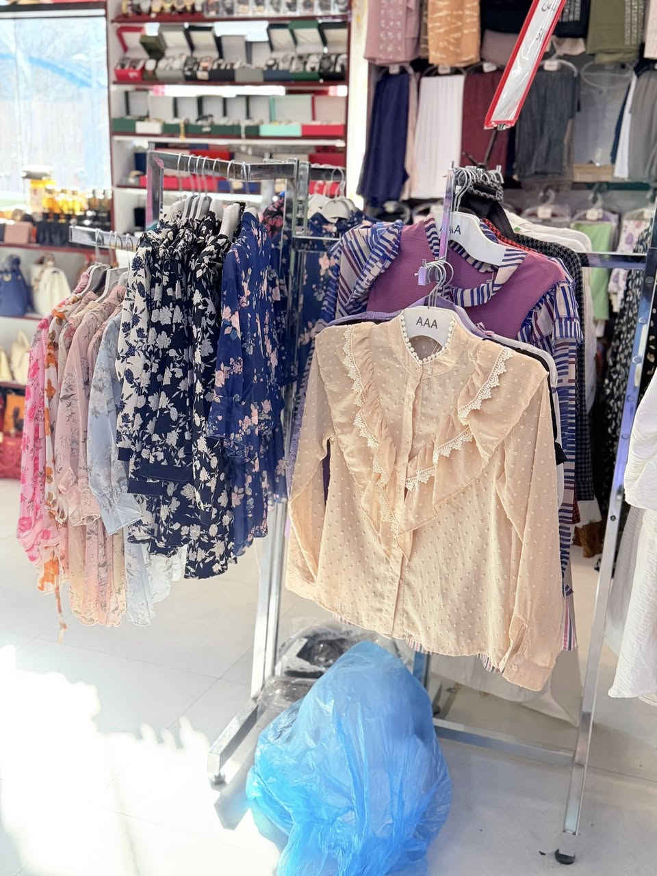 📢 بيع شِلعة قمصان نسائية 📢
👚 العدد: حوالي 100 قطعة

💰 سعر القطعة: 5,000 دينار فقط

✨ موديلات متنوعة ومناسبة للبيع بالمفرد أو لأصحاب المحلات

🔥 فرصة مميزة للتجار والباحثين عن الربح السريع

📍 للاستفسار والحجز مراسلتنا على الخاص


**إذا كنت صاحب هذا الإعلان وتريد حذفه لأي سبب، رجاءا أرسل رسالة إلى الدعم الفني**
