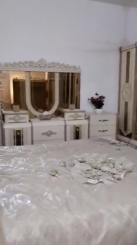 غرفه تركيه للبيع 
السعر ٩٠٠ الف 
رقم الهاتف:***********
