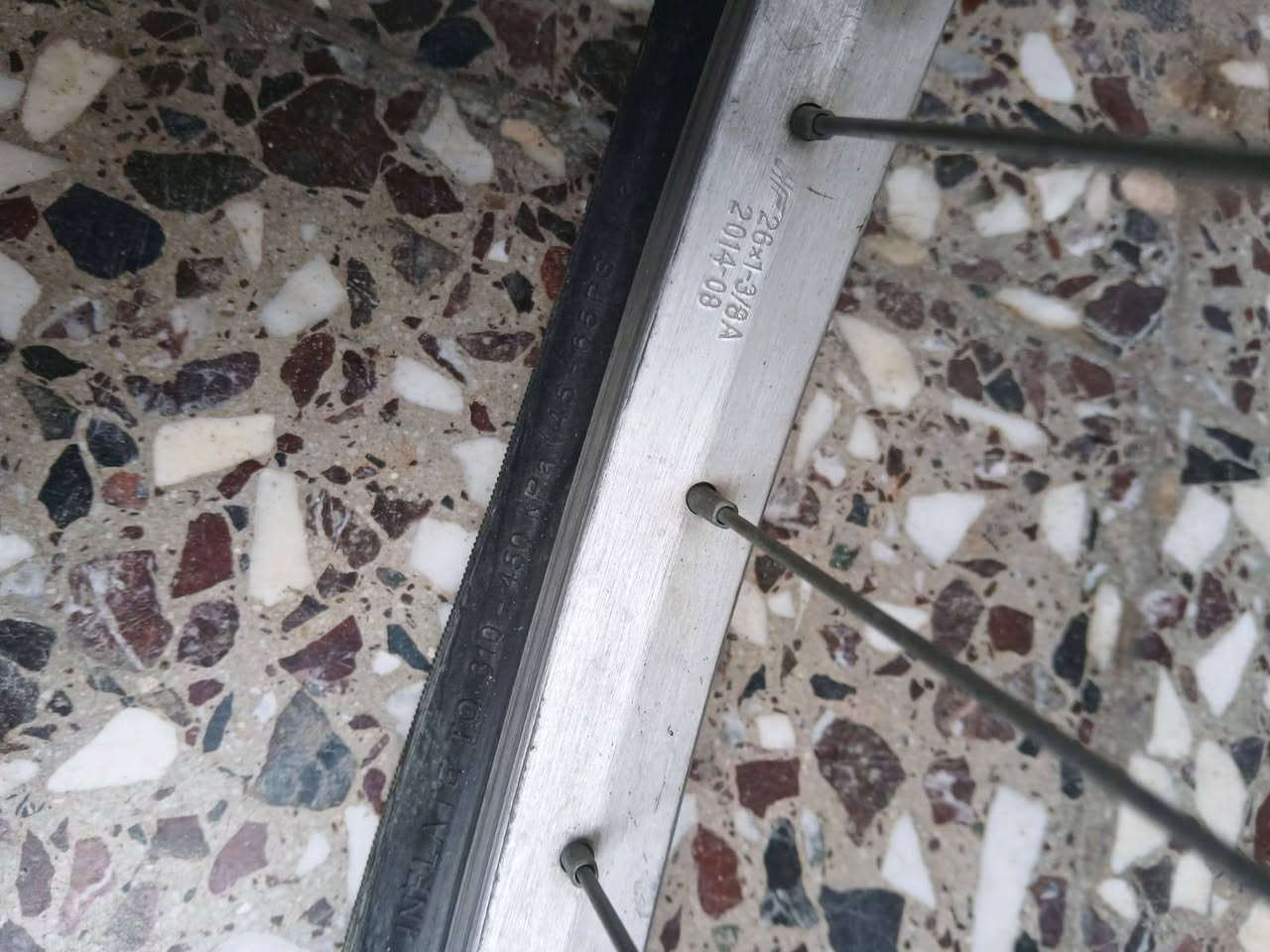 بايسكل بناتي حجم ٢٦ للبيع أحد تايراته بنجر السعر والتفاصيل عالخاص ت ***********
