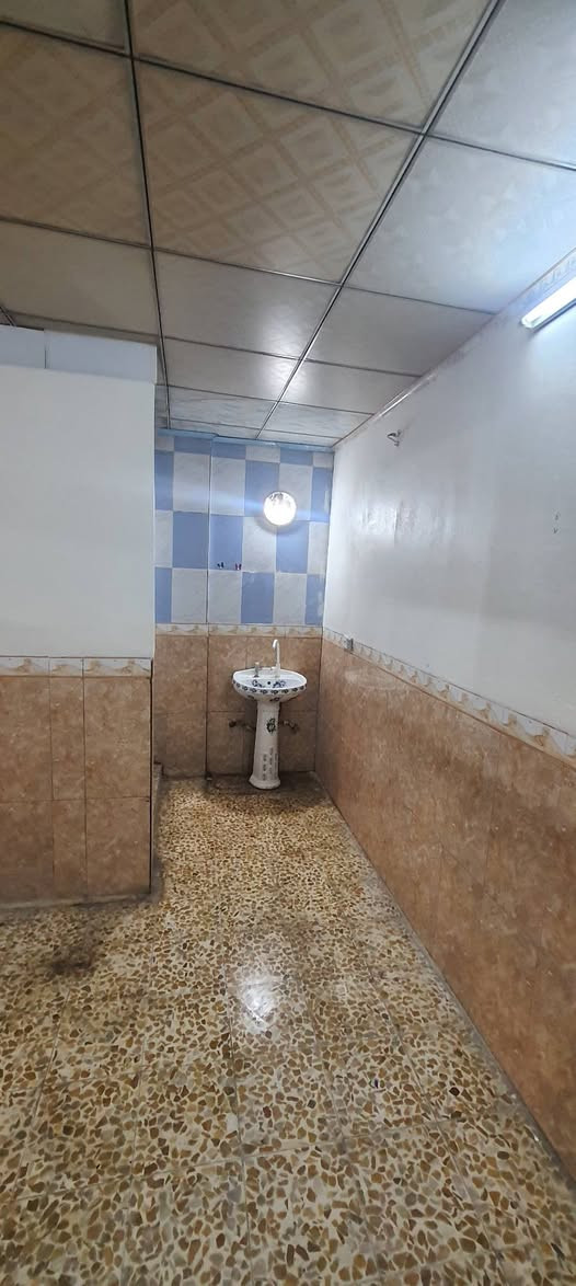 شقه بسوق سومر للايجار
مكون من غرفه واحده 
وهول ومطبخ و مغاسل 
***********
٢٠٠ الف
