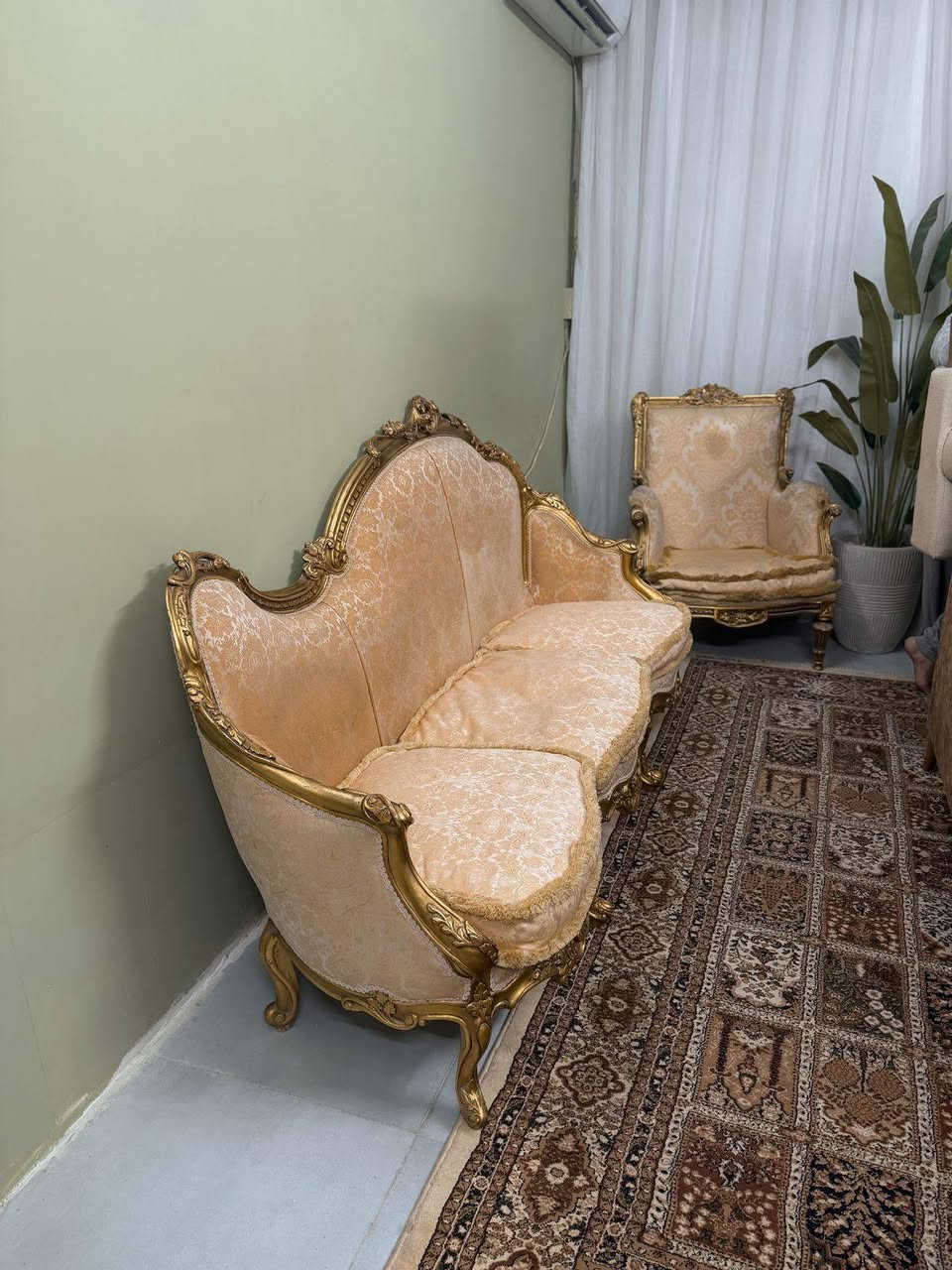 تخم ملكي نضيف  8كراسي وقنفات2
تخم نضيف هيكل نجاره قوي يحتاج دوشمه وترتيب صبغ 
تواصل ***********  تفاصيل اكثر دخل خاص
