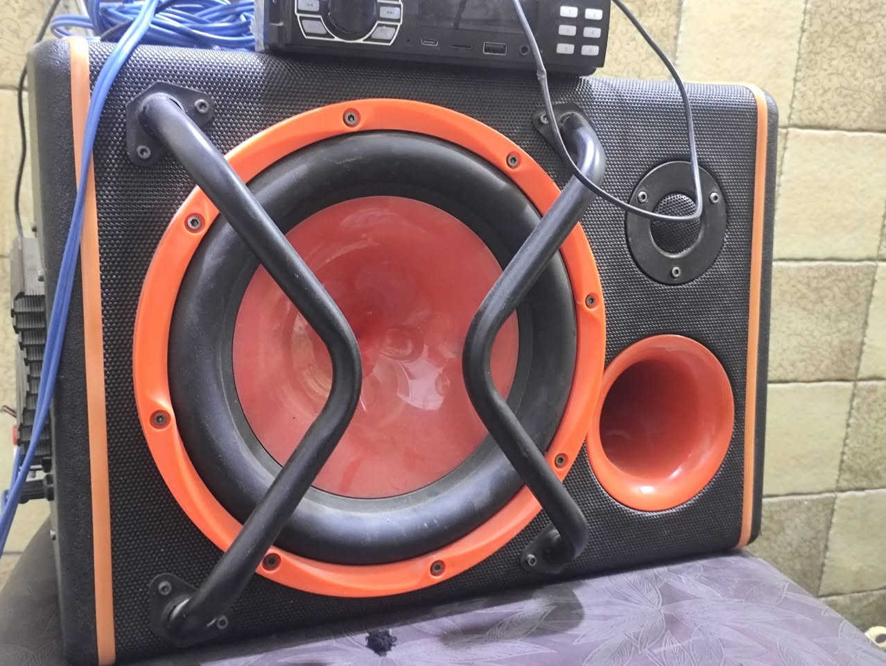 مضخم صوت للبيع
باز يوصل لل 200Hz 
تشغيل ١٢v 
قوة صوت ٣٠٠٠w 

السعر ٧٥ قابل للتفاوض.. 
رقم ***********
