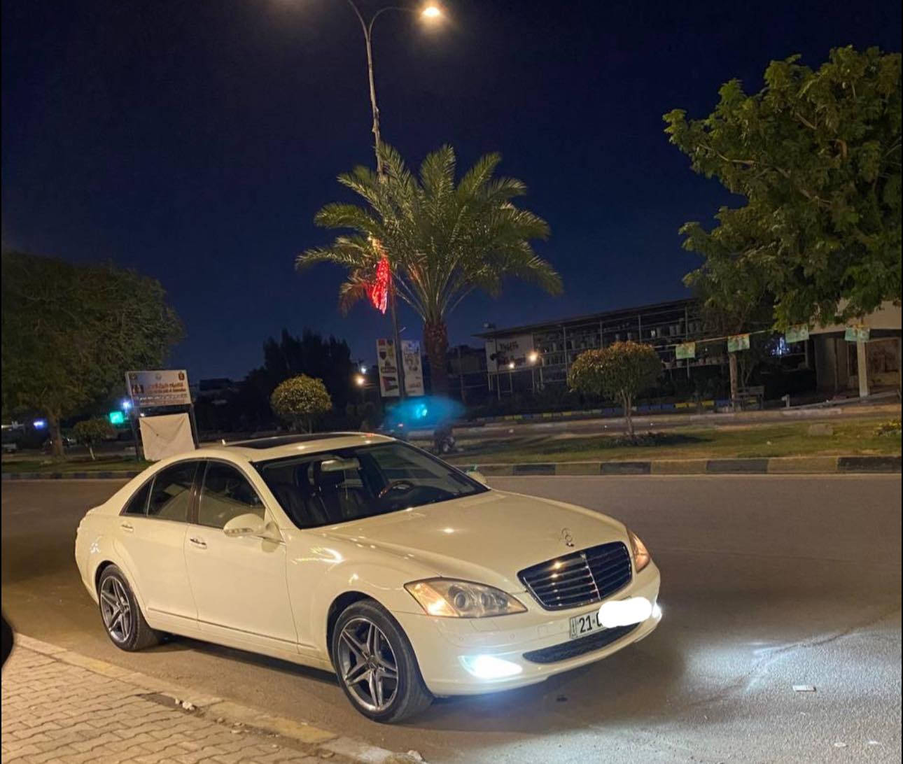 السلام عليكم 
مارسدس s350 2006 w221
- لون غرفة اسود+
- مري شفط
- جنطة شفط
-  فتحه سقف
-شاشه + ماوس 
-ستيرن كهرباء + تحكم ستيرن جهتين
- تبريد منفصل + قطعتين تبريد 
-كشنات كهرباء جهتين
-تدفئه كشنات 
-خزن ميموري 
-وضعيات قياده E-S-M
-اشاير مري 
-كروس سرعه 
-شاشه + تحكمات
-جام بلورايز بلادي
-بلوتوث بلادي 
-ويل ١٨ AMG
-كامرة خلفية بلاد
وباقي المواصفات معروفة
ماشية 153 الف   بيهه قطعتين كلير فقط . سياره جاهزة 
السعر 185 وبيها مجال
الشراي يتصل ‭٠٧٧٣ ٦٥٩ ٦٣٠٢‬  متوفر واتساب فقط 

‭٠٧٨٩ ٠٤٥ ٢٢٠٤‬اتصل
