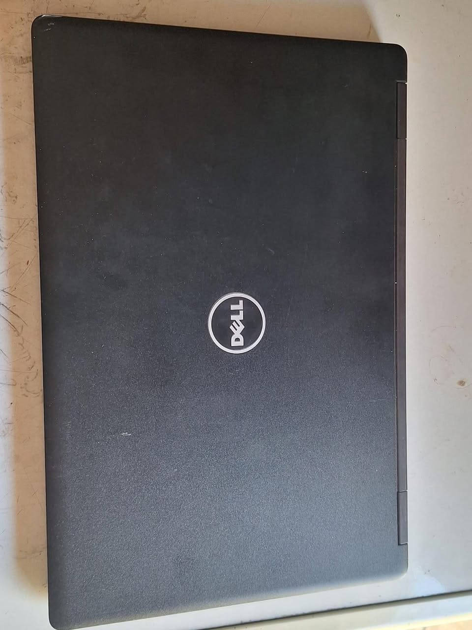 سلام عليكم مكلف بالنشر

---

*للبيع / لابتوب Dell Latitude 5580 - نظيف ومكلف بالنشر*

*المواصفات:*
- *المعالج*: Intel Core i7-7600U بسرعة حتى 2.80GHz
- *الرام*: 8GB DDR4 - تنقل سلس بين البرامج
- *التخزين*: 256GB SSD - إقلاع وفتح برامج بسرعة عالية  
- *كرت الشاشة*: Nvidia GeForce 930MX 2GB منفصل، ممتاز للتصميم والألعاب المتوسطة
- *الشاشة*: 15.6 بوصة HD

*مميزات الجهاز:*
✅ أداء قوي للشغل المكتبي والهندسي  
✅ كرت شاشة خارجي للتصميم والمونتاج الخفيف  
✅ هيكل متين يتحمل الاستخدام اليومي  
✅ كيبورد كاملة مع أرقام جانبية - مثالي للمحاسبين

*للتواصل واتساب/اتصال*: +964 780 402 8326

---


**إذا كنت صاحب هذا الإعلان وتريد حذفه لأي سبب، رجاءا أرسل رسالة إلى الدعم الفني**