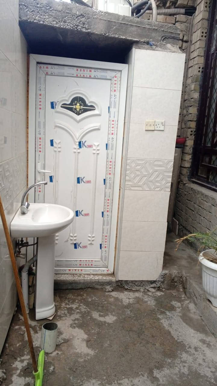 السلام عليكم دار للبيع 100 متر بغداد الكمالية بستان علي كمال عل شارع اول شارع تقاطع مرطبات  ***********
