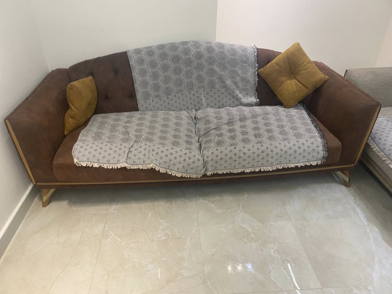 السلام عليكم تخم للبيع     اربع قطع كما موضح بل صور لونين  للتوضيح التخم ماخذي 15ورقه  بدلنه ديكور البيت نريد نبيعه الموقع زيونه شقق زيونه للاستفسار على الرقم ***********او مراسله الصفحه 

السعر 350الف
