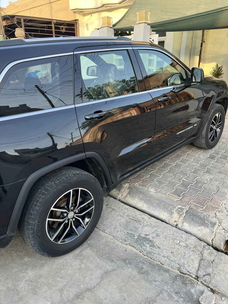 السلام عليكم سياره جيب لاريدو  موديل 2016 رقم سليمانيه سنويه لحد 29 شرط التحويل دفتر بانزين مواصفات الاريدو معروفه تشغيل عن بعد حساسات خلفيه شفتات سترين انضمه بانزين الايكو والاسبورت وباقي المواصفات….ضرر.    جامرلغ الامامي جهت السكن ربع صبغ فقط وباب السكن من جوه اشويه صبغ بدون ايرباك وبدون دواخل مكان السياره كركوك …. رقم الهاتف ***********  سعر السياره 210 وبيها مجال قليل
