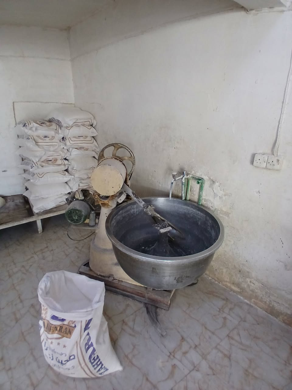 غراض فرن صمون حجري كامله سله العدد ٢ وحده ما مستعمله وطاوليات عدد ١٠٠ مستعملات تزكا مستعمل اخو الجديد عجانه مع ماطور كهربائي ودنبر بانزين عربانه كامله هيه ولصواني ٤٠ صينيه مشبجات     مكاين غاز العدد ثنين وحده منهن مكينة الاخرس وكينه نفط هم الاخرس الغراض كلمن وسعره واذ شلع تختلف الاتصال على رقم صاحب الغراض علمن مكلف  بالنشر ***********
