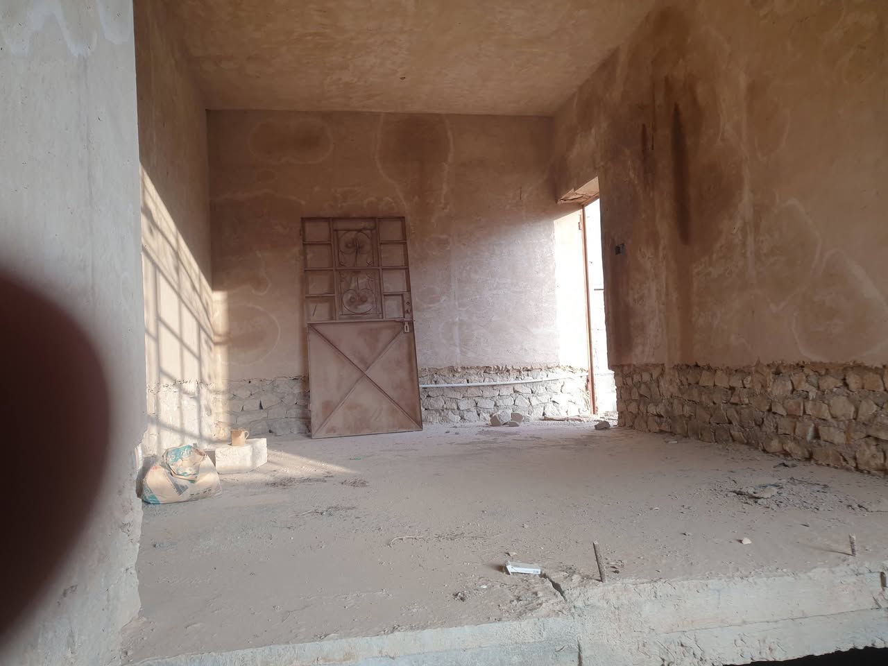 هيكل طابو صرف طابقين منطقة السبحاني قرب بيت الشيخ محمد الفتيح يتكون الهيكل من استقبال وهول وغرفة نوم عدد( ٢)وصالة ومطبخ وصحيات داخليه  
الطابق الثاني/يتكون من غرفة نوم عدد( ٢) وبيتونة 
مسلك كهرباء ومجاري كامل  السعرعلىالخاص/الاستفسار مكتب عقارات الصفا الانبار قضاء حديثة الحي العسكري قرب منفذ النواعير*********** // ***********
