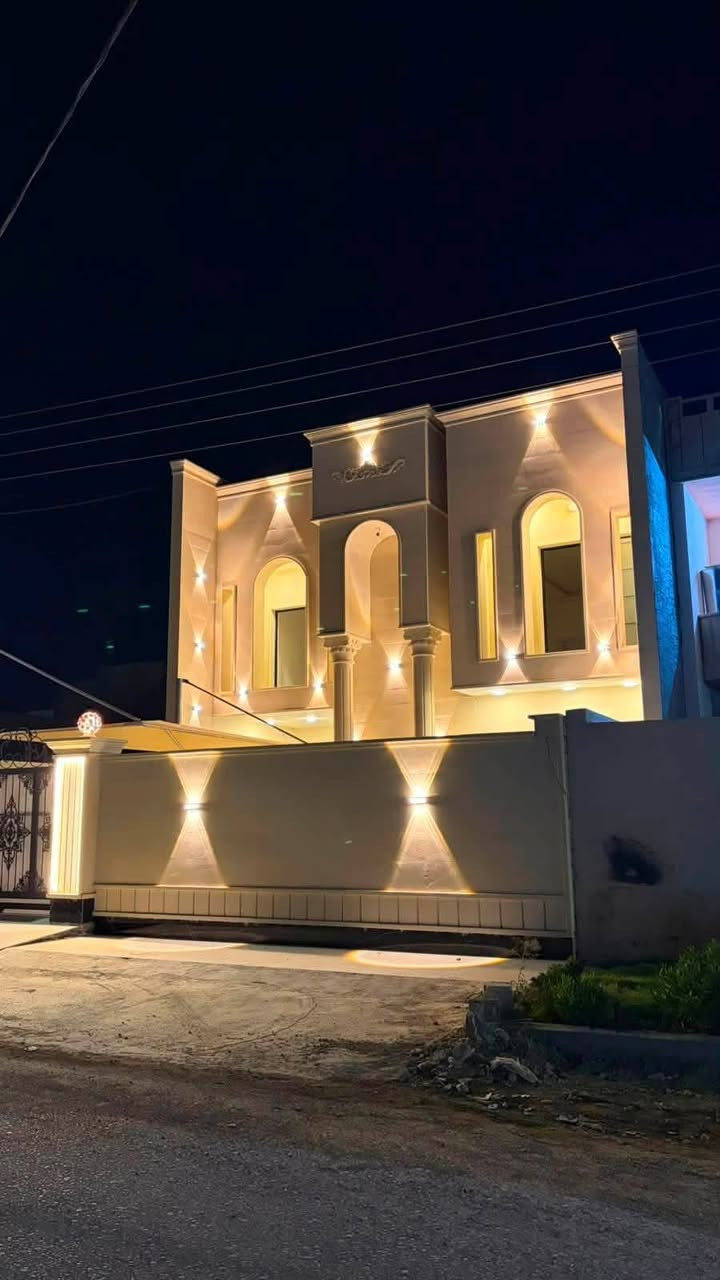 السلام عليكم.. ✨🧡 
#دار للبيع زيرو للبيع في حي الجامعة 🔷 
#مساحة 300 متر 
10*30
#مكون الدار. من 
4 غرف نوم 
#صالة+ استقبال 
#مطبخ حار+ بارد 
#حديقة + كراج 
#مجموعه صحية 4 + مناور 
#حجر+ سحب 
#بناء درجة اولى 
#شارع15متر 
#للاستفسار الاتصال على رقم
***********☎️ مكتب الأمين للعقار على شارع 60 مقابيل مجمع طيبة 2
