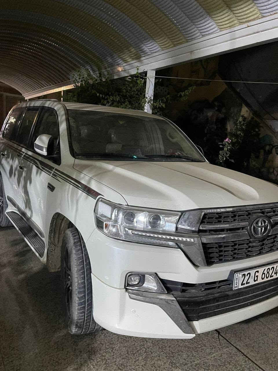 سلام عليكم  
لاند كروز للبيع والمراوس 

لاند كروز GXR2021

-السيارة جديده حيل ماشيه 53الف
مواصفات شركات 
1-ثلاث شاشات 
٢-فتحة 
٣-تحكم ستيرن 
٤-كشنات جلد
٥-كشن كهرباء 
٦-كامرة خلفية 
٧-ثلاث قطع تبريد      
8-تشغيل عن بعد.    للاستفسار ***********
