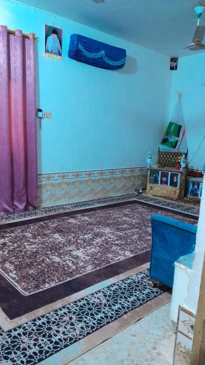 بيت زراعي المساحه 150 يتكون من غرفتين نوم وصاله وطارمه جبيرة ا متوفر كافة الخدمات المكان الشطرة حي الكوفه قرب معارض السيارات بشارع المولد السعر 45 وبي مجال الشراي يتصل على الرقم ***********
