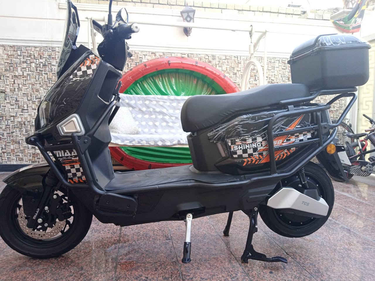 دراجة شحن صاعقة (MIAAD 850) – 2026 زيرو (من مؤيد طيارة)
* اللون: أسود مميز (سباق، نايلون الشركة عليها)
 * المحرك والبطارية: 3000W | 6 بطاريات غرافين (72V / 40A)
 * السرعة والمسافة: 100 كم/س حقيقي | 80 كم بالشحنة (4 سرعات)
 * الإطارات: جبلي
 * التشغيل: ثلاثي (سويج + كارت NFC + بصمة)
 * المواصفات: هيكل ودعاميات مدرعة، صندوق خلفي، نظام إنذار، إضاءة LED، دبلات هيدروليك، شاشة ديجيتال
 * العنوان: بغداد / حي القاهرة
 * الهاتف: ***********
