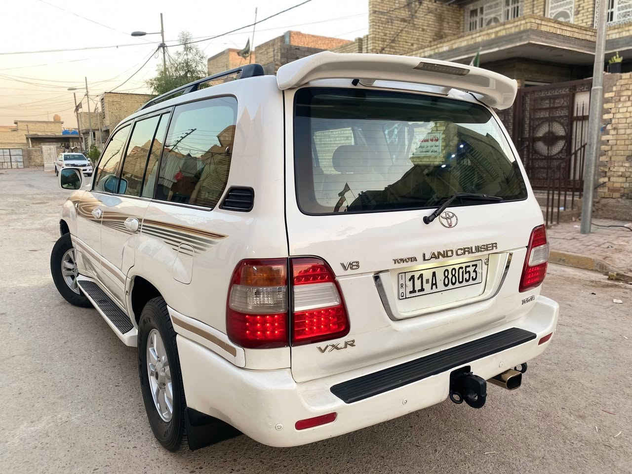 السلام عليكم للبيع أو المراوس اجدد وانضف لاندكروز 
تويوتا لاندكروز (VXR) موديل 1998 محدث 2007 مكينه 8 سلندر 4700 مكينه وكير جدد حداديتهه شرط اذا مو زيرو مو قبول تبريد 3 قطع ثلج ❄️ ثلاجه شغاله 7 راكب السياره بيهه صبغ 4 قطع والسونار مرفق بل منشور فورويل فتحه رقم بغداد الدولي شرط التحويل منضومه زنون كامله مري كهرباء دبل تانكي ماشيه 149 الف تخم تاير جديد داخلهه جديد السياره جديده بمعنى الكلمه واحله من الصور 
عنوان السياره بغداد قرب حي اور 
السعر خاص او واتساب وعيوني الك 
الاستفسار ***********سجاد
