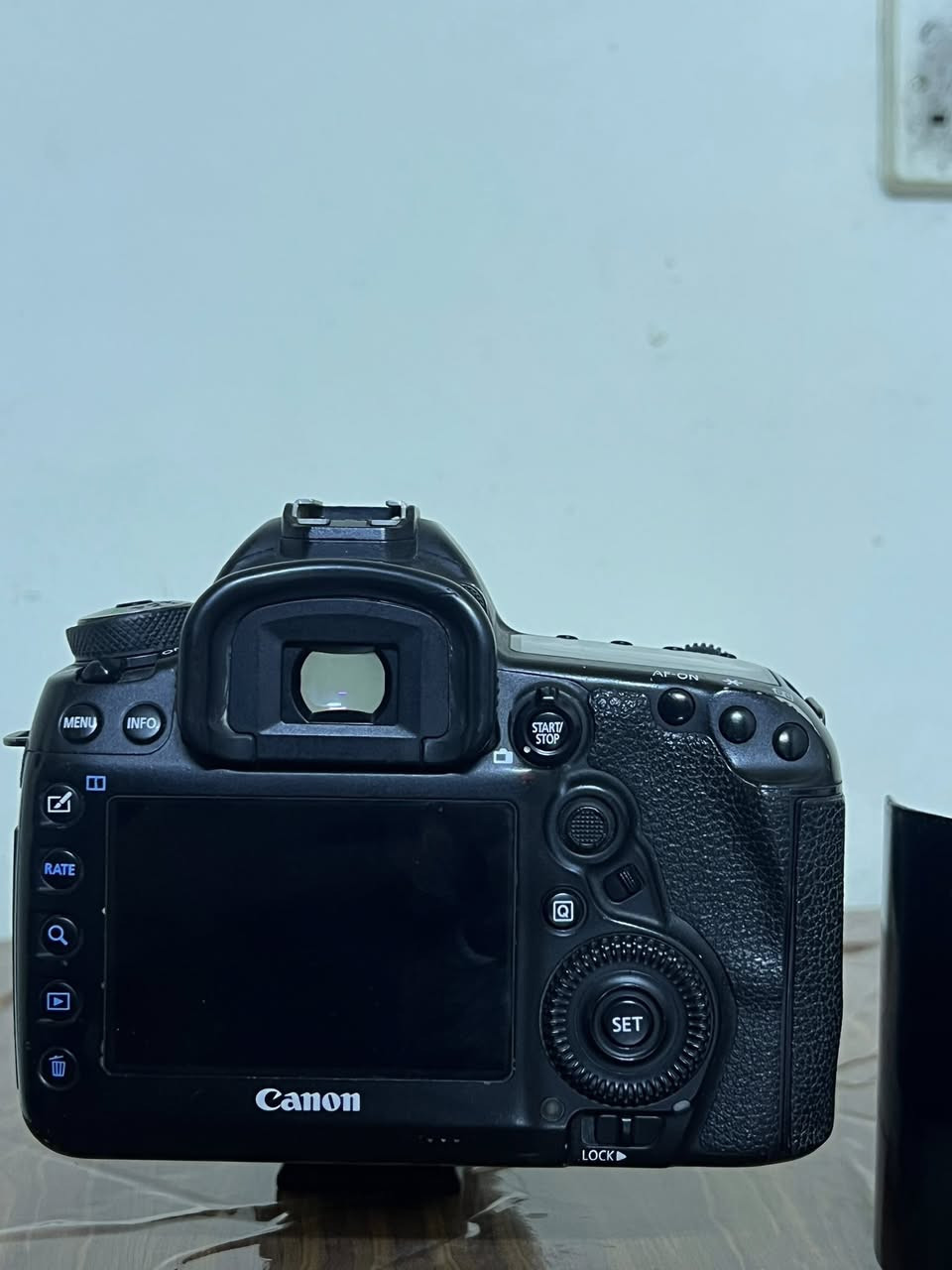 كانون 5dmark4 مع عدسة 70-200 تامرون الاصدار الثاني للبيع او المراوس كامل ملحقات تواصل ***********
