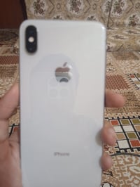 ايفون اكس ماكس مامفتوح مكفول نظافته ١٠٠/ البطارية ٧٧ السعر٣٠٠  0788723...