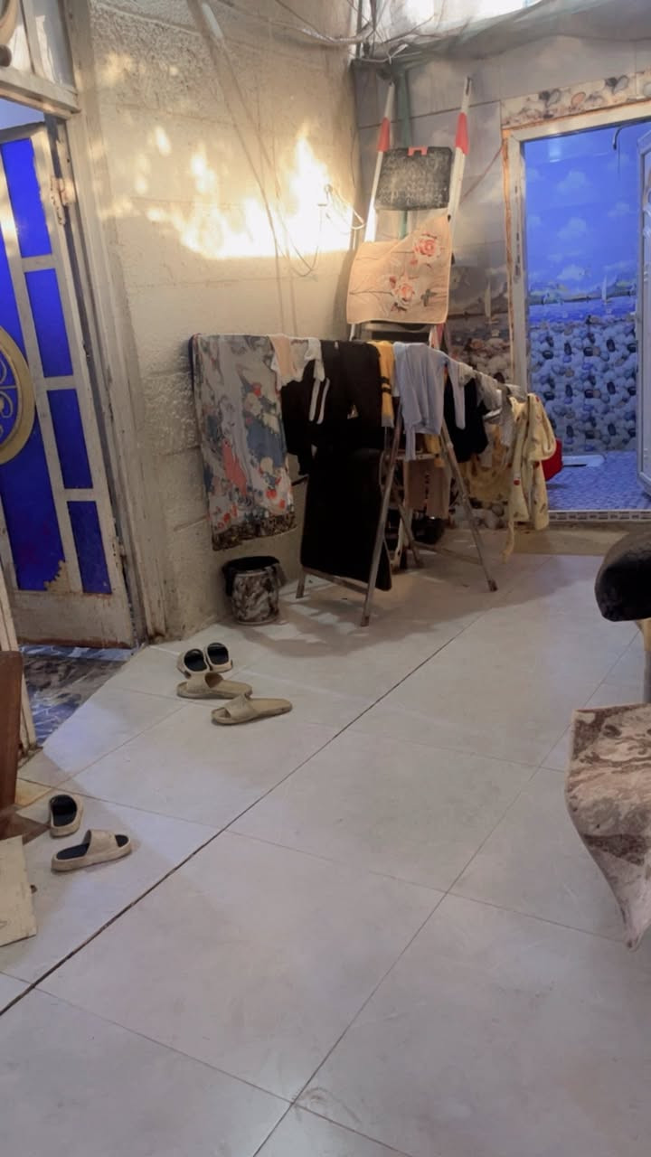 بيت تجاوز للبيع ١٤ وبي مجال
مساحة ١٠٠ تقريبا 
يتكون من غرفة نوم ٤*٥ 
وهول ٣*٣ 
ومطبخ ٣*٣
وحمام وتواليت مشترك ٢*٢
وطارمة ٣*٧ 
وديوانية ٣*٦ 
سكف صب كونكريت البيت 
غرفت النوم سندويج سقفهه جديد 
البيت كلة سيراميك 
ونضيف جدا 
البصرة الامن الداخلي 
شارع السوك قرب سنتر الاسدي


**إذا كنت صاحب هذا الإعلان وتريد حذفه لأي سبب، رجاءا أرسل رسالة إلى الدعم الفني**