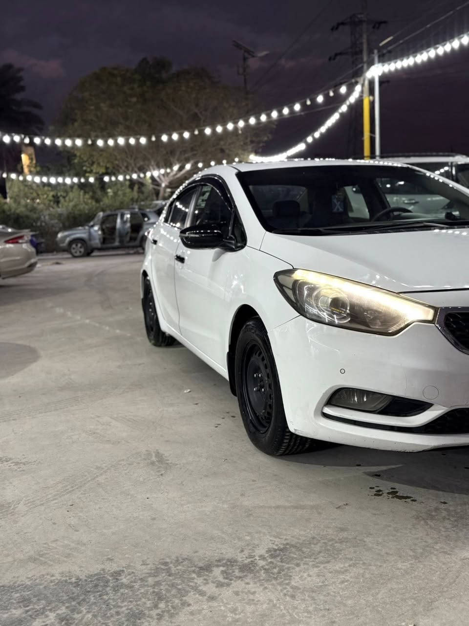 سلام عليكم
كيا سيراتو 2013
فول مواصفات
بصمة-فتحة-تبريد قطعتين -موي شفط-
ترحيب -كامره وشاشه بلادية-داخل لونين
لد امامي خلفي -حساس امامي خلفي 
شفتات بالستيرن-تحديد مسار -ستيرن 3وضعيات
السياره جاهزه مكينه وكير جدد تخم تاير ويل جدد 
السياره رقم انكليزي جديد وهزه جديده وعندي وكاله عامه 
مكان السياره بغداد الغزاليه 
***********
السياره بيه طخه بين الباب والجاملغ مال سايق وبالخلال الخلفي موضحات بالصور
السعر 120
