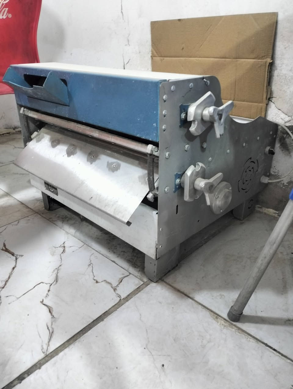 للبيع مكينة جديد فتوحت العجين 
يفتح قطر دائري من 20 إلى حجم 60 
يرهم مل بيتزا و خبز صاج و بقلوء
***********
0518805661
