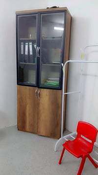 غراض معهد للبيع  سبلت طن ونص 250 فاترينا 50 رحلات الوحده 25  ميز اطفال...