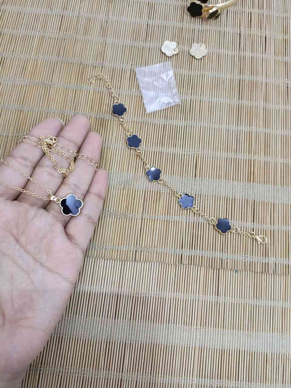 سيت إكسسوارات كلادة+محبس+تراجي+سوار عدد2 
3000 الف


**إذا كنت صاحب هذا الإعلان وتريد حذفه لأي سبب، رجاءا أرسل رسالة إلى الدعم الفني**