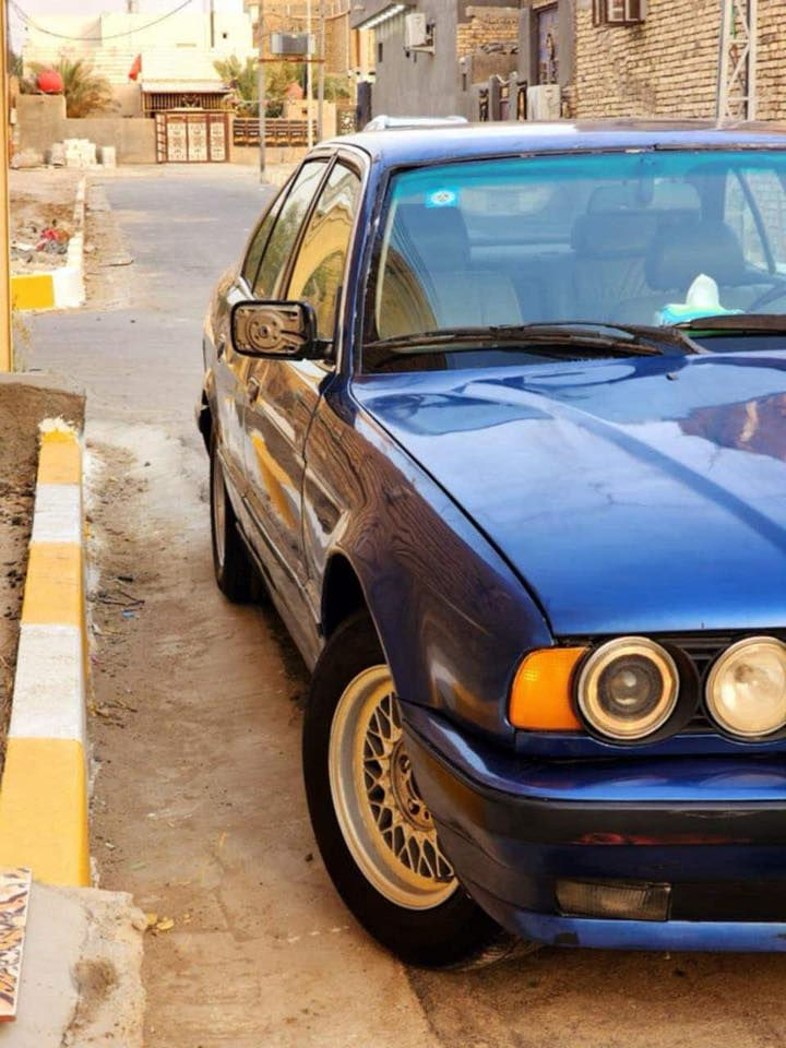 ‎مكينة 6 سلندر گير  عادي
ويل M والويل اللي بالصورة قديم هسة شديتلها ويل M 
‎حدادية حلوة وتبريد شغال بس فاتح الكمبريسر موجود عندي وصرفيتها تخبل
*********** 
سعر 40 وبيها مجال قليل 
ادوات شعدك نزل مراوس
