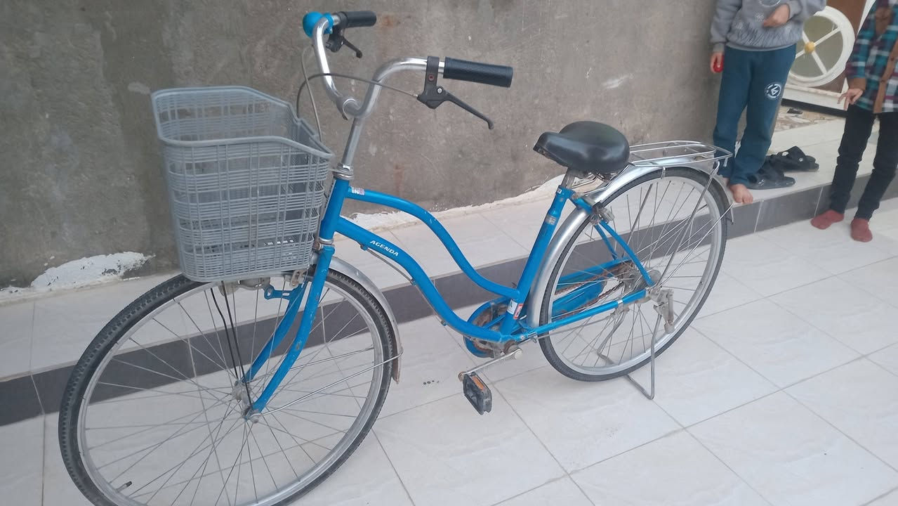 السلام عليكم اخوان هاذه الباسكل للبيع نضيف حجم 27 رقم الاتصال *********** السعر 90 او بي مجال
